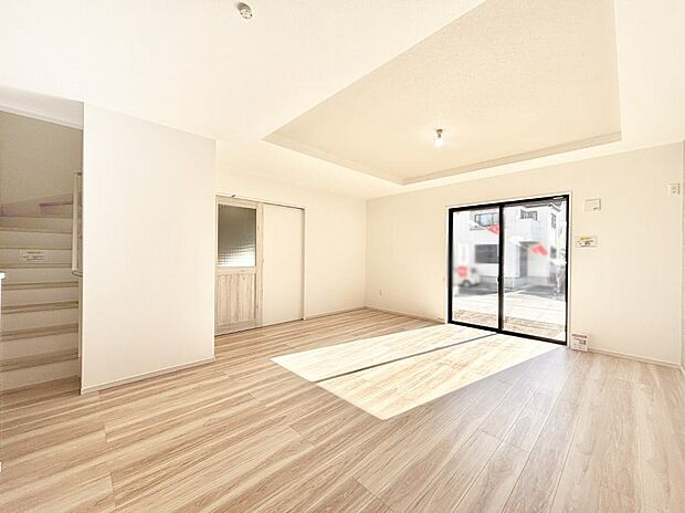 【ダイニング】明るい陽光が注ぎ、寛ぎの雰囲気に満たされるダイニング。