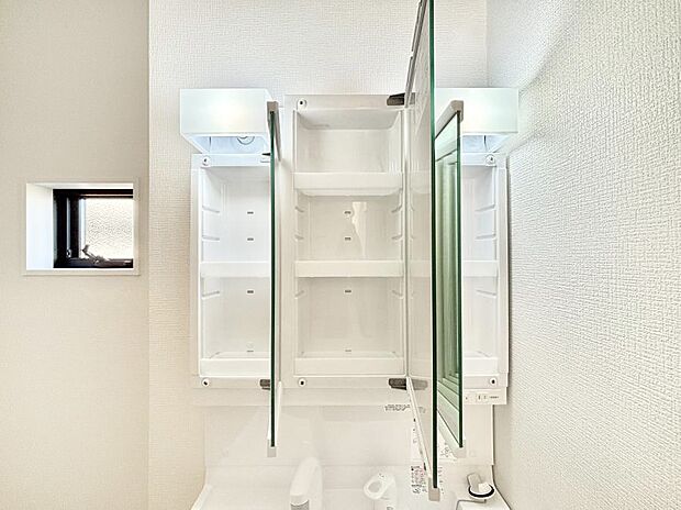 【その他設備(三面鏡裏収納)】三面鏡の裏に、化粧品や衛生用品などを収納可能。洗面台をすっきりと保ちます!