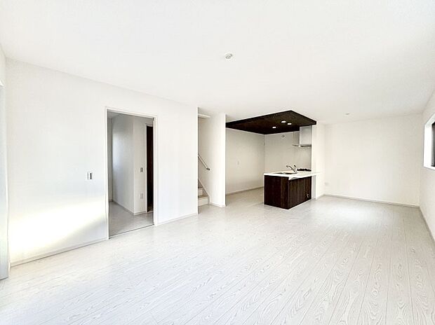 【リビングダイニング】落ち着いた雰囲気のLDKは家族みんなの快適空間