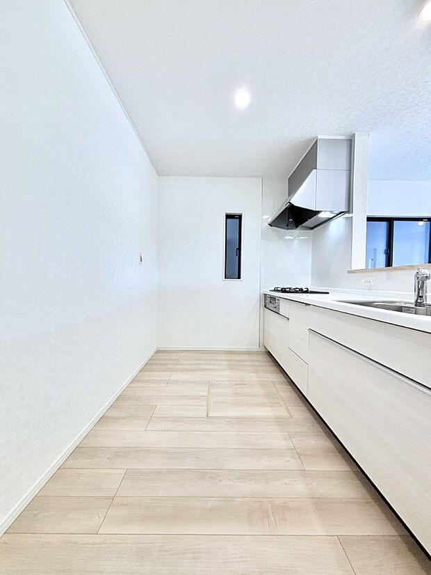 【ダイニングキッチン】爽やかな風が通り抜けるキッチン。窓があるので明るく換気にも役立ちます。