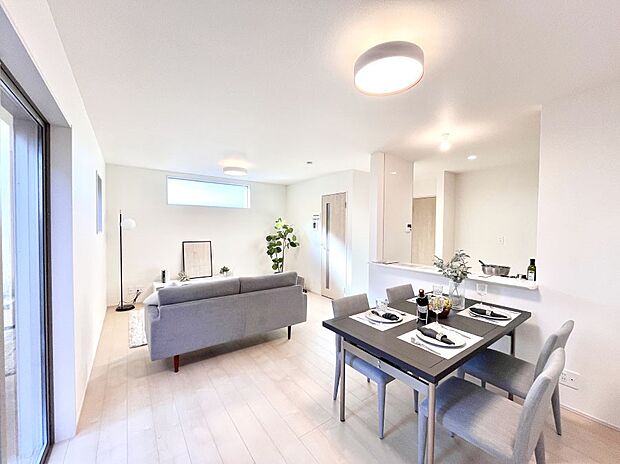 【リビング】ご家族の賑やかな話し声で包まれる明るいリビング