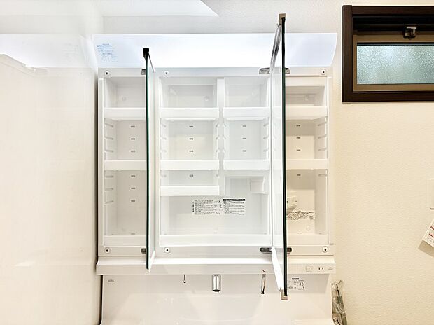 【その他設備(三面鏡裏収納)】三面鏡の裏に、化粧品や衛生用品などを収納可能。洗面台をすっきりと保ちます!