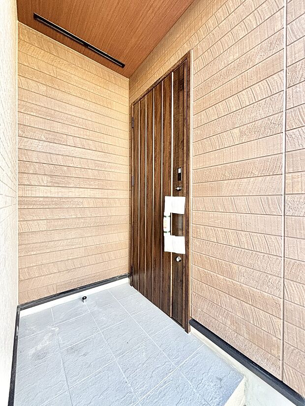 【玄関】玄関前は雨が降っても濡れにくい屋根付き