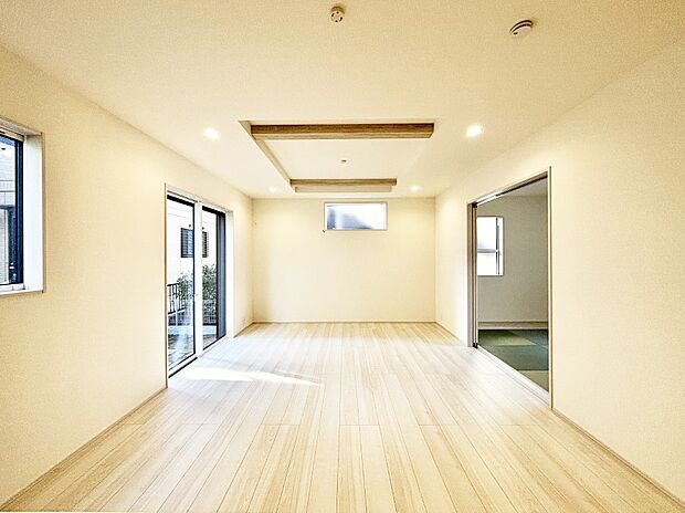 【ダイニング】隣接の和室を開放すればさらに広々空間に