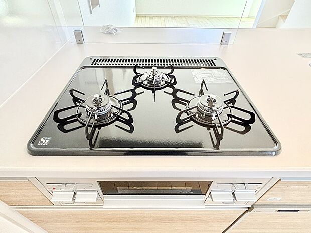 【その他設備(三ツ口コンロ)】三口ガスコンロでお料理が一気にはかどりそう。