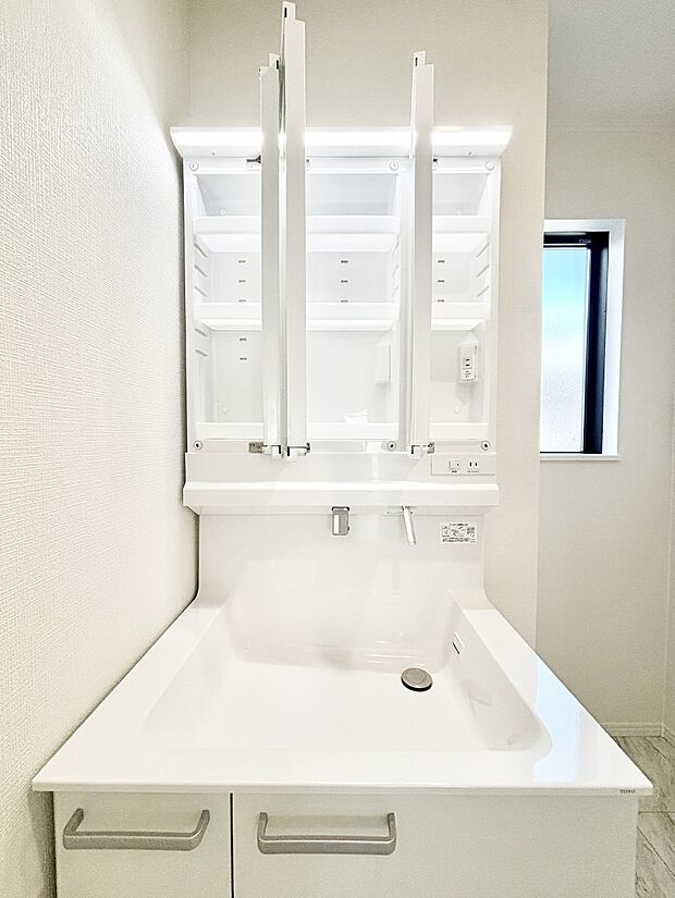 【その他設備(三面鏡裏収納)】三面鏡の裏に、化粧品や衛生用品などを収納可能。洗面台をすっきりと保ちます！