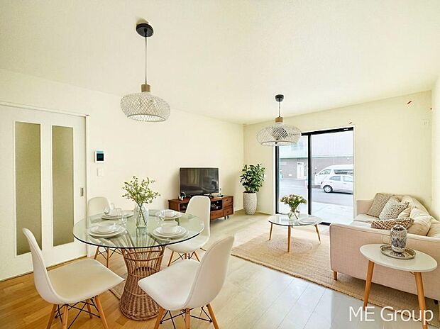 【リビング】ご家族の賑やかな話し声で包まれる明るいリビング ※家具はCGです