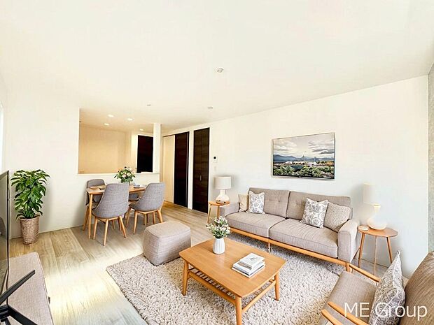 【リビング】プライバシーも守れる2階リビングは明るく開放感たっぷり　※家具はCGです