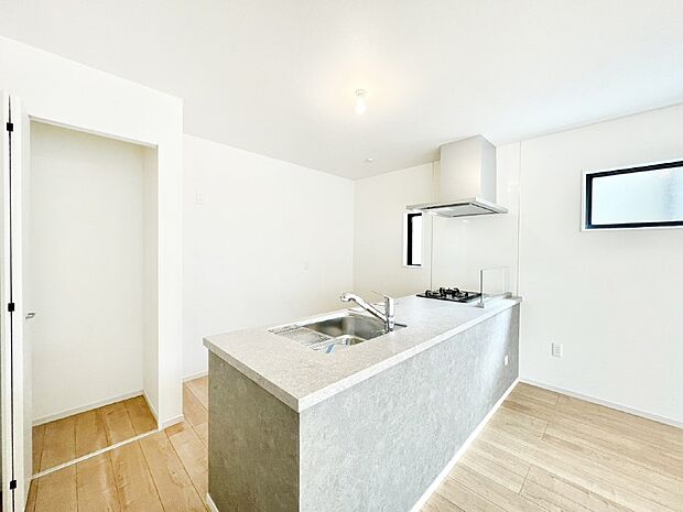 【ダイニングキッチン】カウンター越しに楽しいおしゃべり。いつものお料理がもっと美味しくなりそうですね