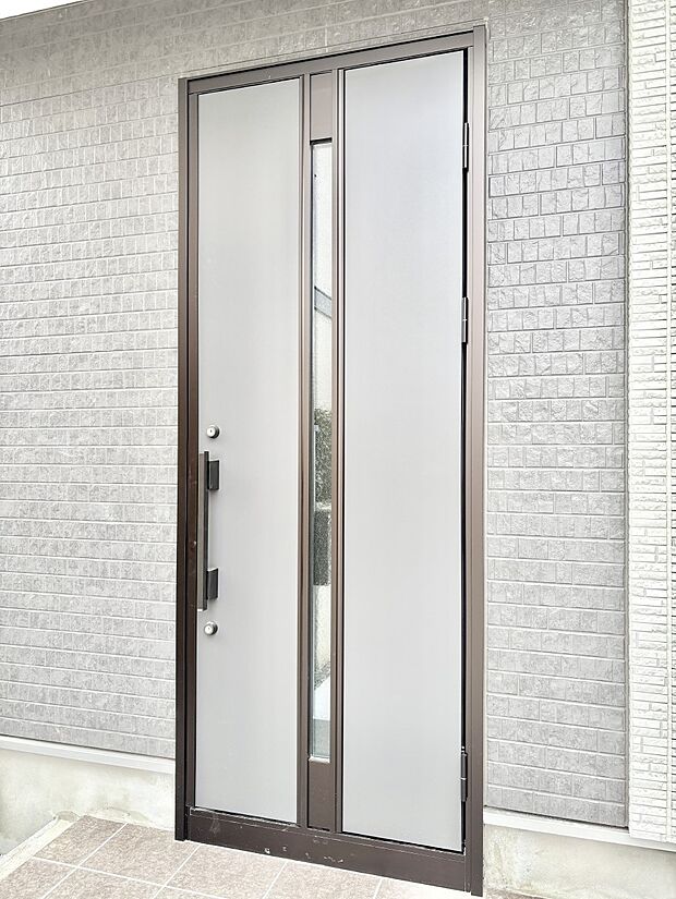 【玄関】住まいの顔を演出する、玄関ドア。