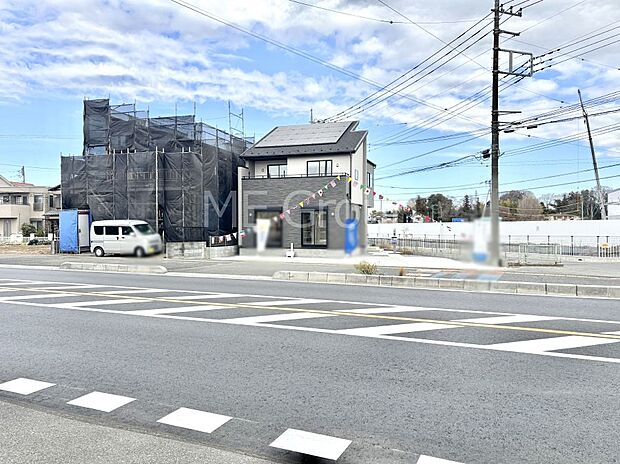 【前面道路含む現地写真】前面道路はきちんと整備されています