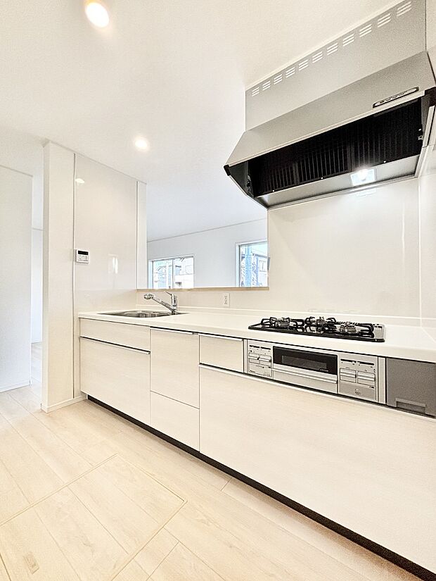 【ダイニングキッチン】料理をしながらでもご家族との会話を楽しめる対面キッチン