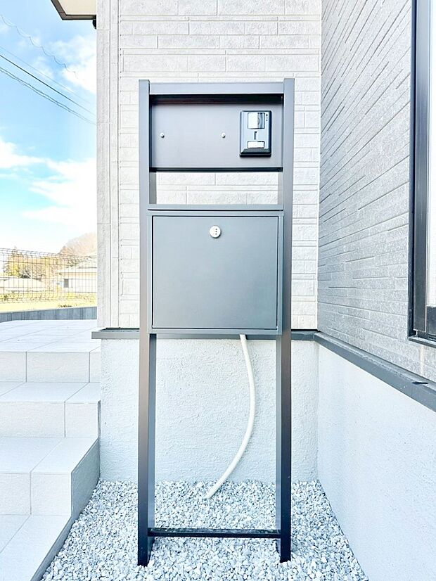 【その他現地】シンプルなデザインのポスト