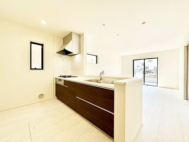 【ダイニングキッチン】料理をしながらご家族との会話を楽しめる対面カウンターキッチン