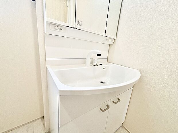 【その他設備(シャワー付き洗面台)】ハンドシャワー付き!使いやすい洗面台。