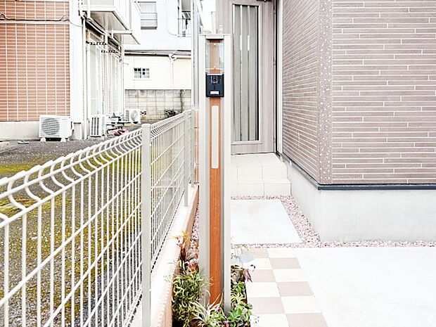 【その他現地】シンプルデザインのポスト。