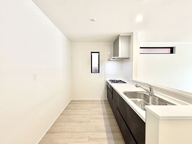 【キッチン】ゆとりあるキッチンではご家族と楽しくお料理ができます。