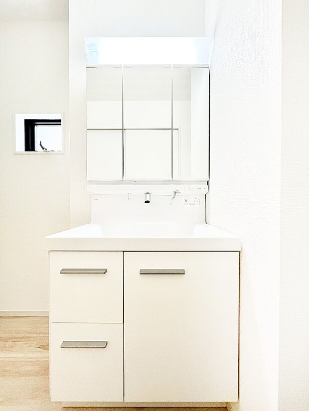 【洗面台・洗面所】スタイリングに便利な三面鏡、ミラーキャビネットで細かい物スッキリ