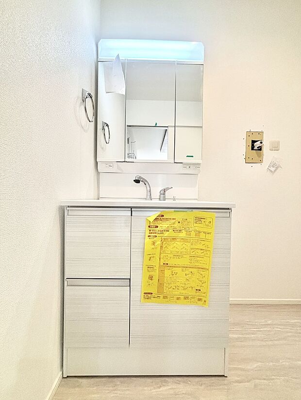 【洗面台・洗面所】大きく見やすい三面鏡で清潔感ある洗面台は、身だしなみチェックや肌のお手入れにおすすめです。