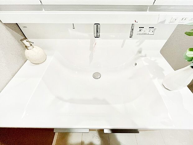 【その他設備(シャワー水栓洗面化粧台)】ハンドシャワー付き!使いやすい洗面台。