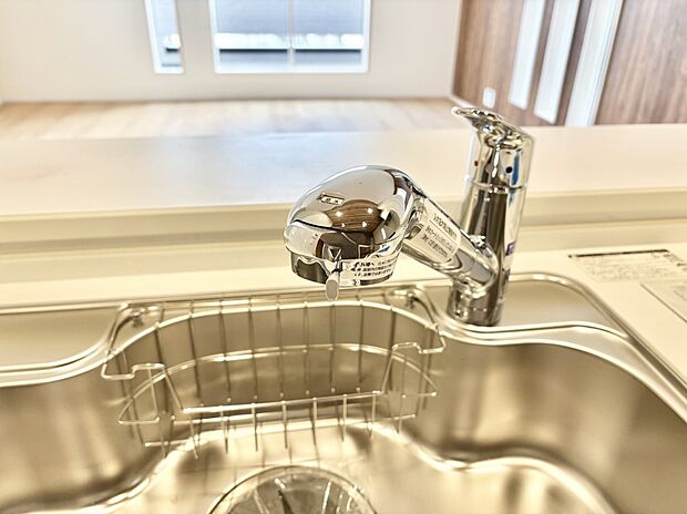 【その他設備(浄水器)】いつでも清潔なおいしいお水を。一つの水栓で水道水と浄水を使い分け。