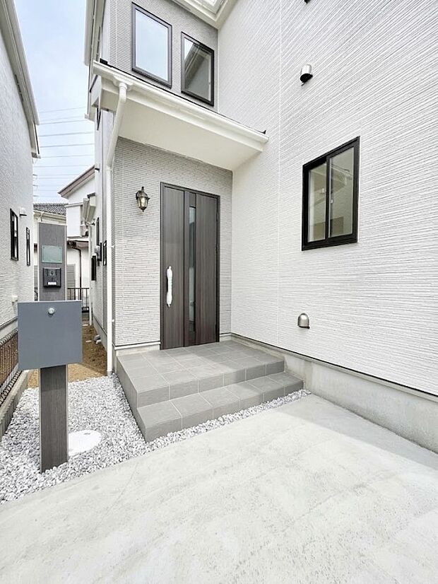 【玄関】大切な家族、来客を出迎える玄関。