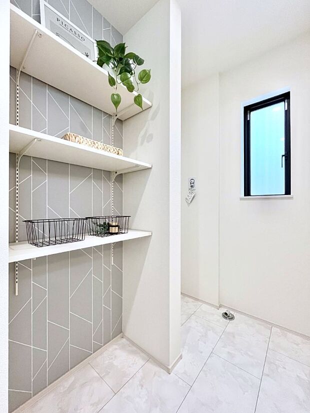 【その他設備(リネンスペース)】便利なリネン庫で、スッキリした使いやすい洗面室に  