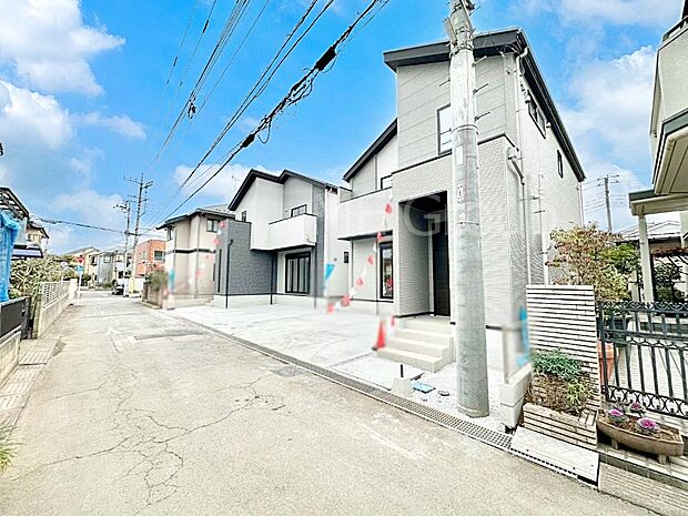 【前面道路含む現地写真】見通しの良さとともに、街並みに開放感を与えてくれます。