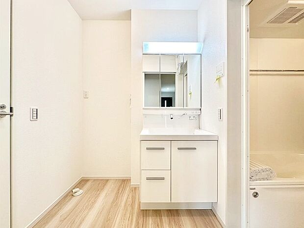 【洗面台・洗面所】大きく見やすい三面鏡で清潔感ある洗面台は、身だしなみチェックや肌のお手入れにおすすめです。