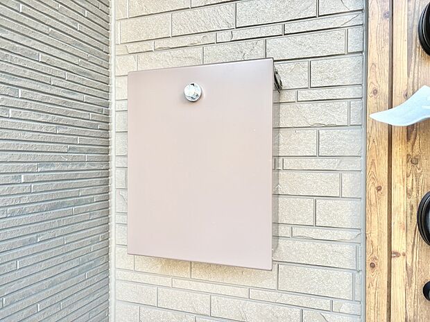 【その他現地】シンプルデザインのポスト。