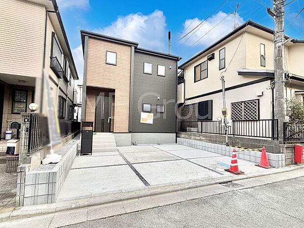 【現地外観写真】暮らしやすさと居心地の良さにこだわったシンプルで飽きのこないデザイン ！