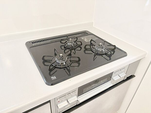 【その他設備(三ツ口コンロ)】三口ガスコンロでお料理が一気にはかどりそう。  