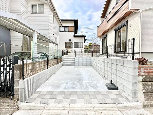 【駐車場】駐車2台可能！急なお客様の駐車に。また、ご家族の自転車スペースとしても大活躍。