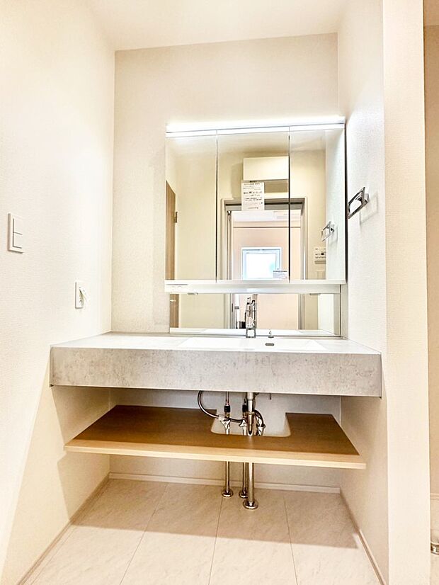 【洗面台・洗面所】清潔感のある快適空間です。毎日の身支度も気持ち良くお使い頂けます。