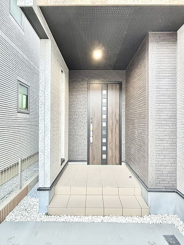 【玄関】大切な家族、来客を出迎える玄関。