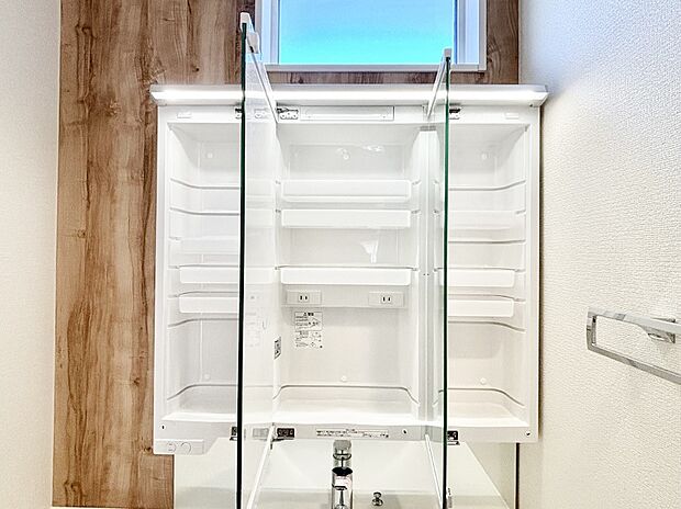 【その他設備(三面鏡裏収納)】三面鏡の裏に、化粧品や衛生用品などを収納可能。洗面台をすっきりと保ちます!