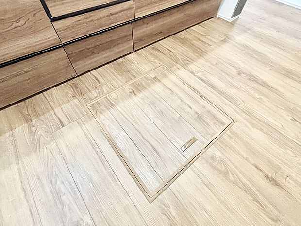 【その他設備(床下収納)】床下収納付き!日用品・非常用品の収納にも大活躍。