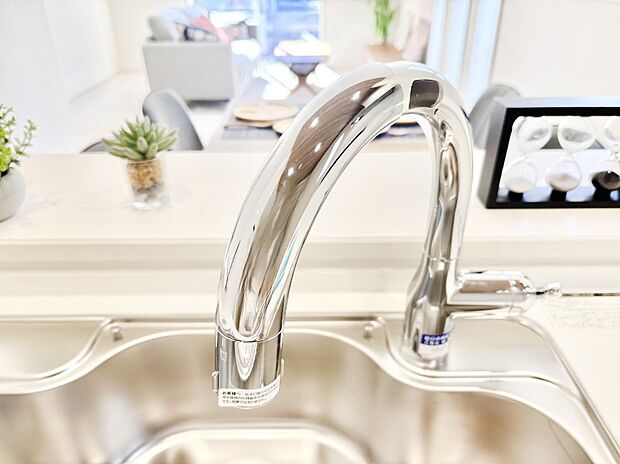 【その他設備(浄水器)】いつでも清潔なおいしいお水を。一つの水栓で水道水と浄水を使い分け。