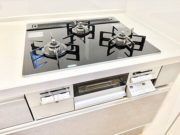 【その他設備(三ツ口コンロ)】三口ガスコンロでお料理が一気にはかどりそう。