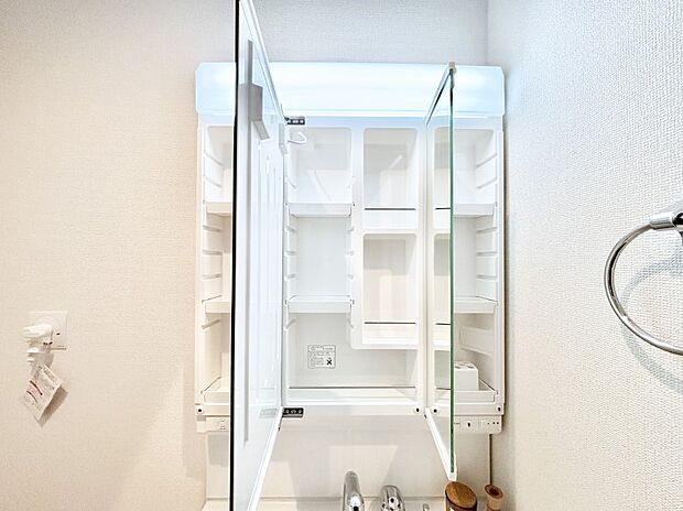 【その他設備(三面鏡裏収納)】三面鏡の裏に、化粧品や衛生用品などを収納可能。洗面台をすっきりと保ちます!