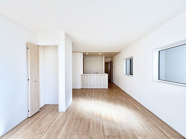 【リビングダイニング】ナチュラルテイストの優しく柔らかい色使いのフローリングが素敵なリビングですね。