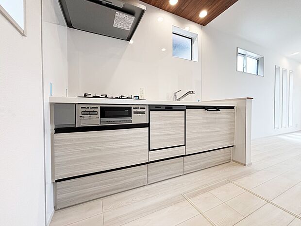 【ダイニングキッチン】カウンター越しに楽しいおしゃべり。いつものお料理がもっと美味しくなりそうですね。