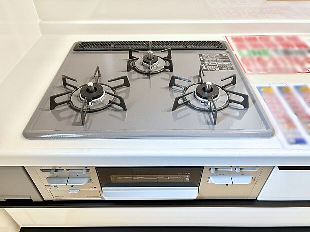 【その他設備(Siセンサーコンロ)】ガスコンロはSiセンサー搭載。火力調節や焦げ付き・消し忘れも防いでくれます。