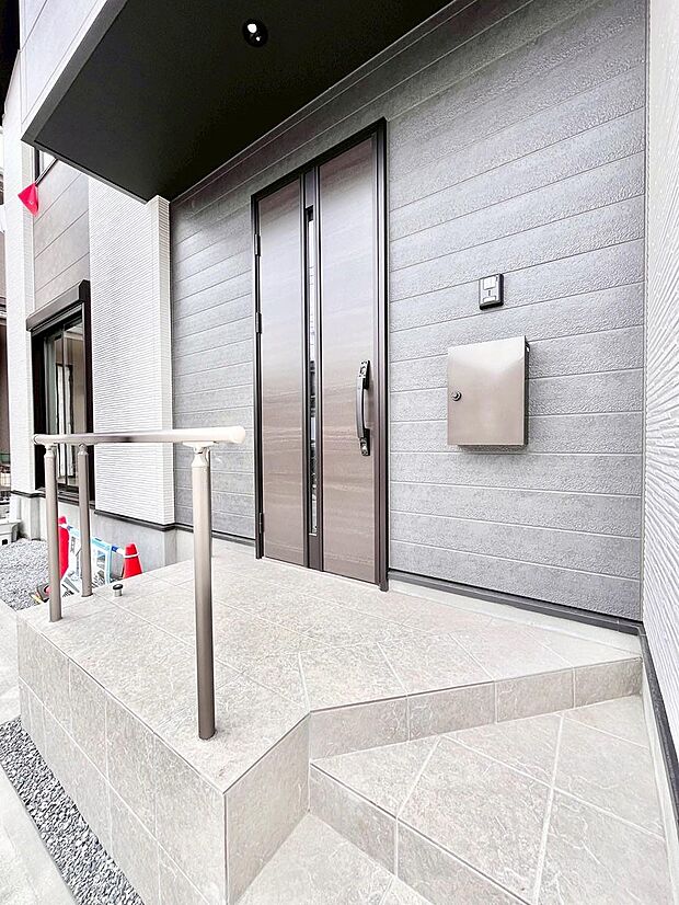 【玄関】大切な家族、来客を出迎える玄関。