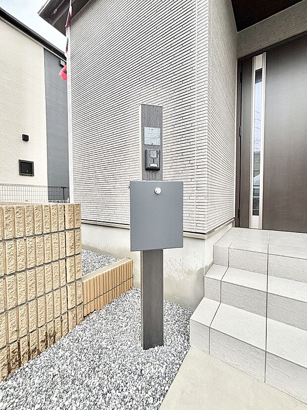 【その他現地】表札・インターホン・ポストをひとつに集約。エントランスになじむシンプルデザイン。
