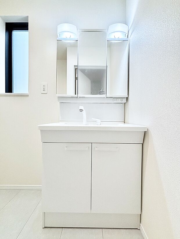 【洗面台・洗面所】大きく見やすい三面鏡で清潔感ある洗面台は、身だしなみチェックや肌のお手入れにおすすめです。