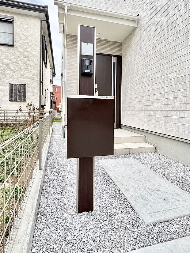 【その他現地】シンプルデザインのポスト。