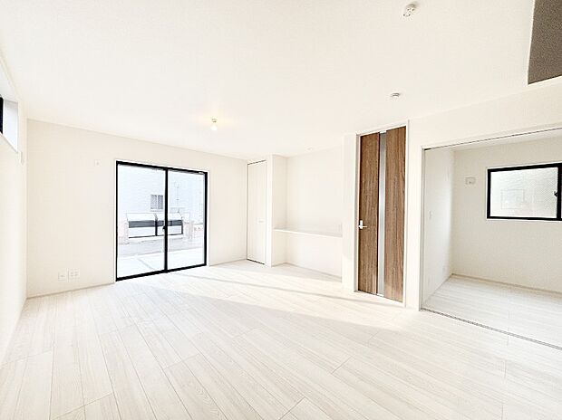 【ダイニング】家族の笑顔が自然と生まれてくる、そんな雰囲気のダイニングに仕上がっています。