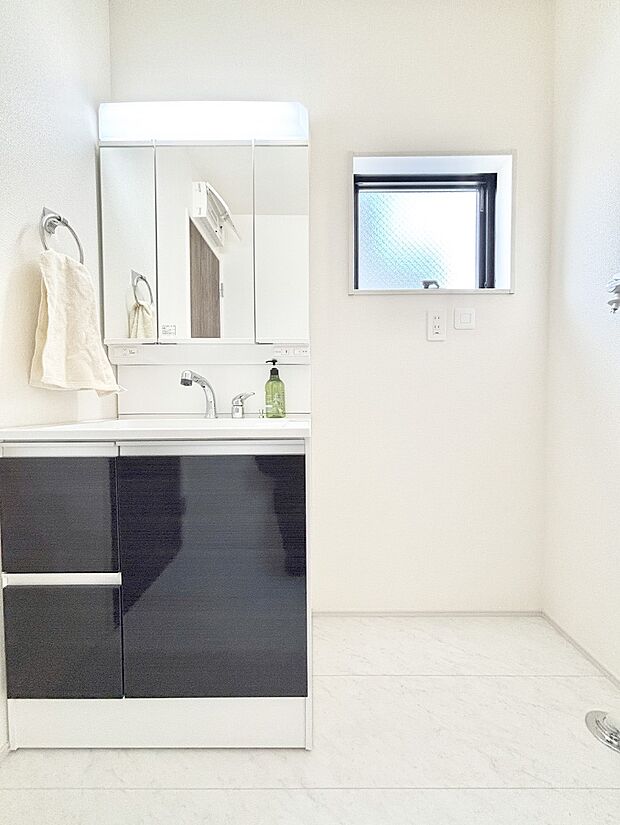 【洗面台・洗面所】大きく見やすい三面鏡で清潔感ある洗面台は、身だしなみチェックや肌のお手入れにおすすめです。