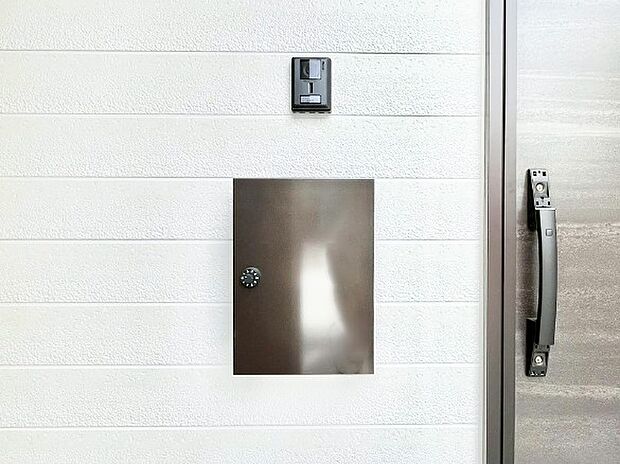 【その他現地】シンプルデザインのポスト。